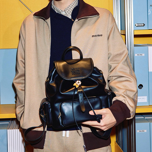 [홍콩명품,MIU MIU] 미우미우 25SS 로고 자수 트레이닝 집업 자켓 (베이지), BM23606, JL, 레플리카의류,미러급사이트