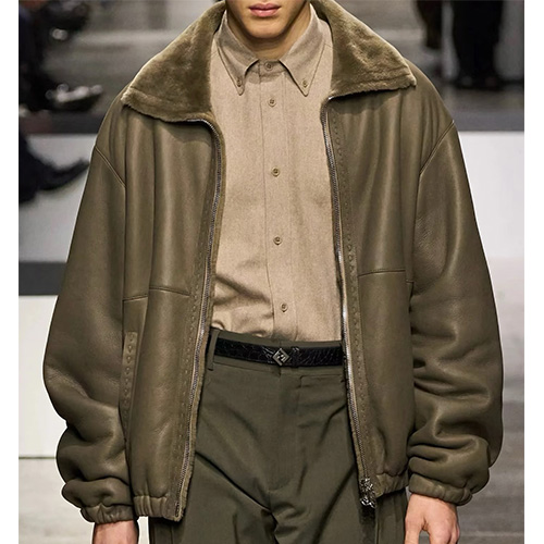 [홍콩명품,FENDI] 펜디 25SS 로고 터틀넥 시어링 레더 가죽 봄버 자켓 (브라운), BM23884, TOM, 레플리카의류,미러급사이트