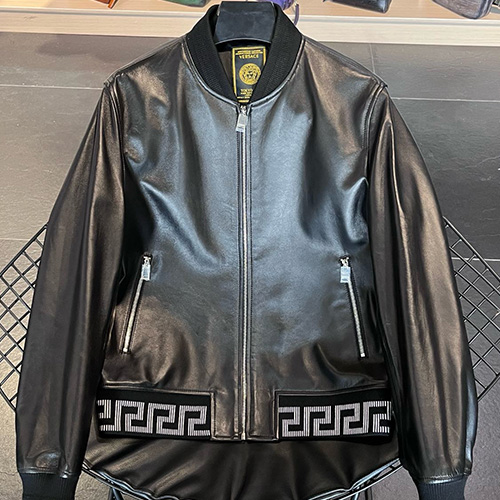 [홍콩명품.VERSACE] 베르사체 25SS 로고 레더 가죽 봄버 자켓 (블랙), BM23979, KSM, 레플리카의류,미러급사이트