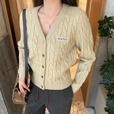 [홍콩명품,MIU MIU] 미우미우 25SS 로고 자수 여성  V넥 니트 가디건 (2컬러), BM24090, TBG, 레플리카의류,미러급사이트