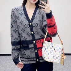 [홍콩명품.LOUIS VUITTON] 루이비통 25SS 로고 여성 모노그램 모헤어 V넥 니트 가디건 (그레이-레드), BM24095, TBG, 레플리카의류,미러급사이트