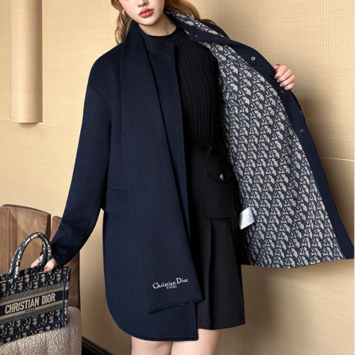 [홍콩명품,Christian Dior] 디올 25SS 로고 여성 오블리크 머플러 장식 라운드넥 코트 자켓 (네이비), BM24149, MC, 레플리카의류,미러급사이트