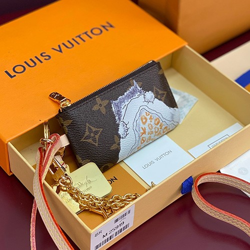 [홍콩명품.LOUIS VUITTON] 루이비통 25SS 로고 모노그램 폰 홀더 M25919 (브라운), BGM5504, BDA, 명품지갑,홍콩명품,사이트,명품쇼핑몰