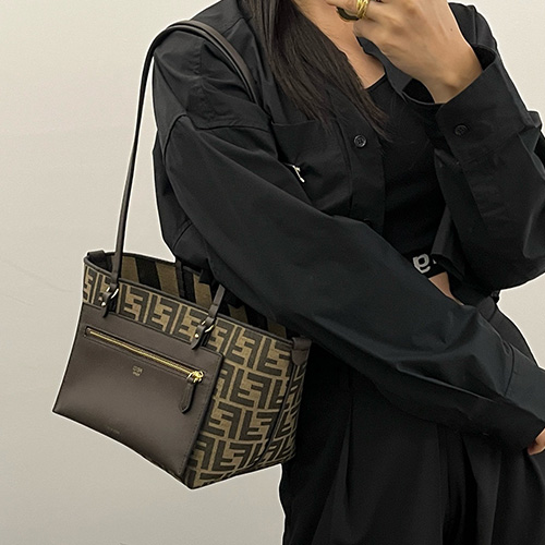 [가격문의][홍콩명품,FENDI] 펜디 25SS 로고 FF패턴 Roll 스몰 토트백 핸드백 (브라운), BGM5539, BDA, 홍콩명품가방,명품쇼핑몰,크로스백,핸드백,구매대행