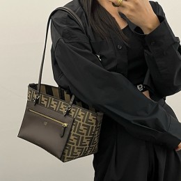 [가격문의][홍콩명품,FENDI] 펜디 25SS 로고 FF패턴 Roll 스몰 토트백 핸드백 (브라운), BGM5539, BDA, 홍콩명품가방,명품쇼핑몰,크로스백,핸드백,구매대행