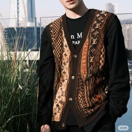 [홍콩명품.LOUIS VUITTON] 루이비통 25SS 로고 패턴 니트 가디건 조끼 (2컬러), BM24274, KB, 레플리카의류,미러급사이트