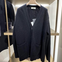 [홍콩명품,FENDI] 펜디 25SS 로고 패턴 V넥 니트 가디건 (블랙), BM24283, JL, 레플리카의류,미러급사이트