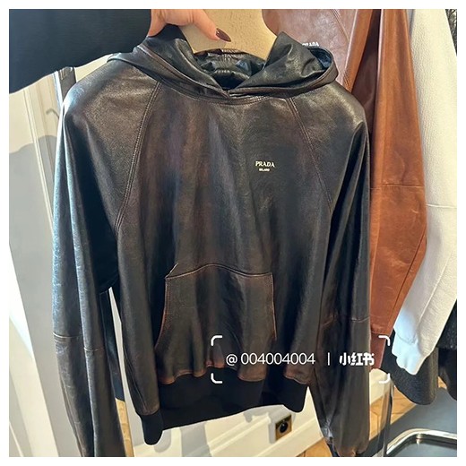 [홍콩명품,PRADA] 프라다 26SS 로고 레더 가죽 후드 티셔츠 (브라운), BM24327, TOM, 레플리카의류,미러급사이트
