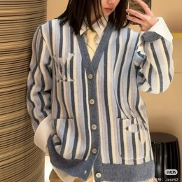 [가격문의][홍콩명품.LOUIS VUITTON] 루이비통 26SS 로고 V넥 니트 가디건 1AJUHH (블루), BM24425, KB, 레플리카의류,미러급사이트