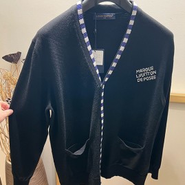 [가격문의][홍콩명품.LOUIS VUITTON] 루이비통 26SS 로고 캐시미어 V넥 니트 가디건 (블랙), BM24524, YS, 레플리카의류,미러급사이트