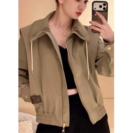 [가격문의][홍콩명품.LOUIS VUITTON] 루이비통 26SS 로고 여성 터틀넥 봄버 자켓 (카키), BM24529, MC, 레플리카의류,미러급사이트