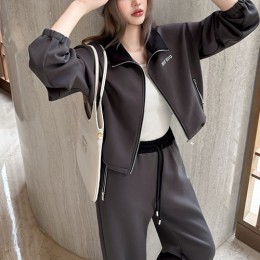 [홍콩명품,MIU MIU] 미우미우 26SS 로고 여성 트레이닝 자켓 + 조거 팬츠 바지 상하의 세트 (다크그레이), BM24531, MC, 레플리카의류,미러급사이트