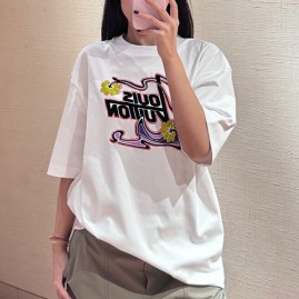 [홍콩명품.LOUIS VUITTON] 루이비통 26SS 로고 여성 그래픽 프린트 반팔 티셔츠 (화이트), BM24597, MC, 레플리카의류,미러급사이트