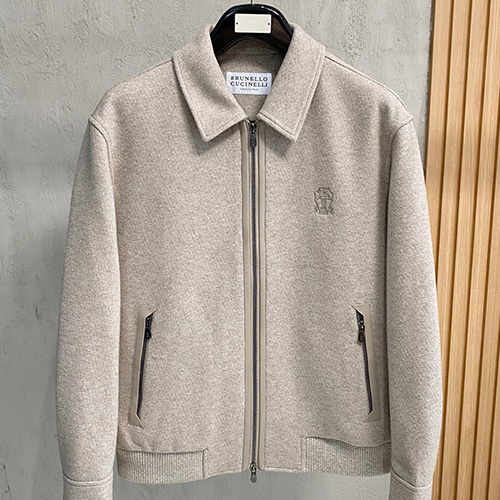 [홍콩명품.Brunello Cucinelli ] 브루넬로 쿠치넬리 26SS 로고 구스다운 카라 봄버 자켓 (베이지), BM24637, HH, 레플리카의류,미러급사이트