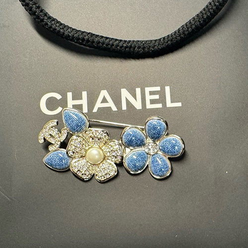[홍콩명품.CHANEL] 샤넬 26SS 로고 다이아 장식 플라워 브로치, ET3400, JL, 명품악세사리,팔찌,귀걸이,반지