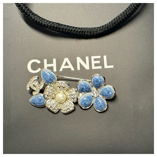 [홍콩명품.CHANEL] 샤넬 26SS 로고 다이아 장식 플라워 브로치, ET3400, JL, 명품악세사리,팔찌,귀걸이,반지