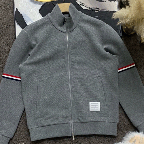 [홍콩명품.THOME BROWNE] 톰브라운 26SS 로고 3선 터틀넥 트레이닝 집업 자켓 + 조거 팬츠 바지 상하의 세트 (2컬러), BM24758, 레플리카의류,미러급사이트