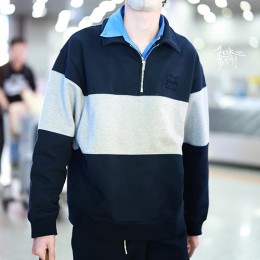 [홍콩명품,MIU MIU] 미우미우 26SS 로고 하프지퍼 카라 맨투맨 티셔츠 (네이비-그레이), BM24791, S1F, 레플리카의류,미러급사이트