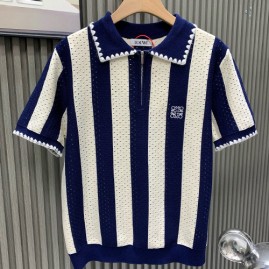 [홍콩명품.LOEWE] 로에베 26SS 로고 자수 하프지퍼 카라 폴로 반팔 티셔츠 (화이트-블루), BM24793, S1F, 레플리카의류,미러급사이트