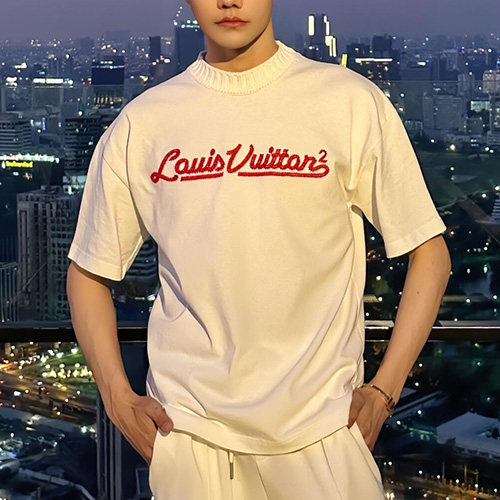[가격문의][홍콩명품.LOUIS VUITTON] 루이비통 26SS 로고 자수 반팔 티셔츠 (화이트), BM24805, KK, 레플리카의류,미러급사이트