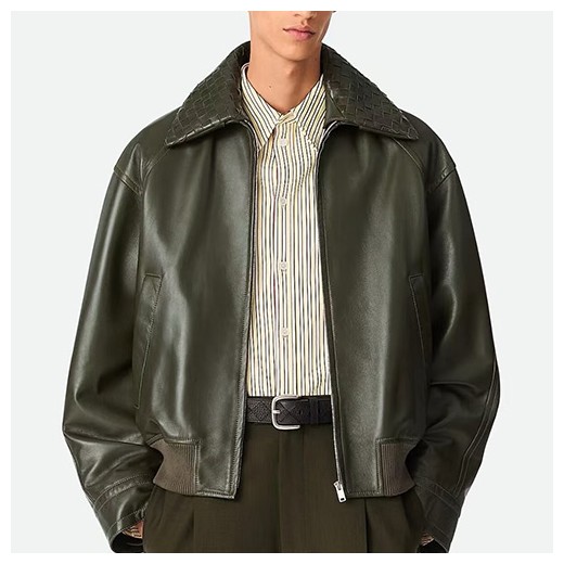 [홍콩명품.BOTTEGA VENETA] 보테가베네타 26SS 로고 레더 가죽 인트레치아토 카라 봄버 자켓 (카키), BM24899, TOM, 레플리카의류,미러급사이트