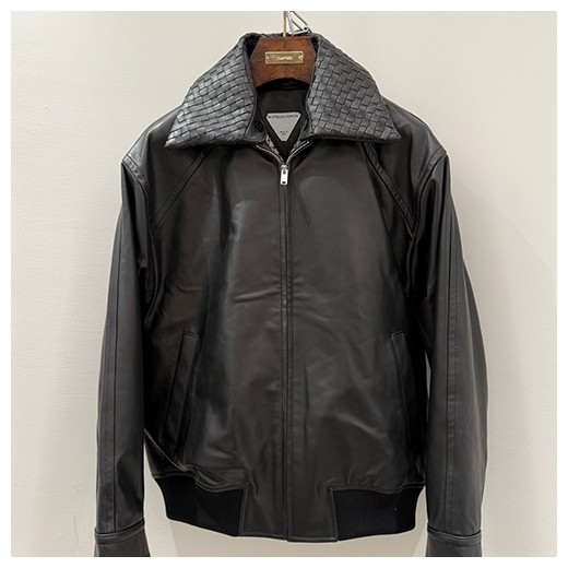 [홍콩명품.BOTTEGA VENETA] 보테가베네타 26SS 로고 레더 가죽 인트레치아토 카라 봄버 자켓 (블랙), BM24900, TOM, 레플리카의류,미러급사이트