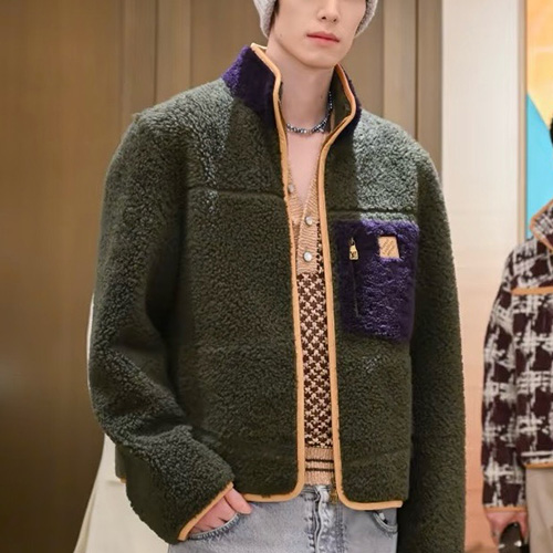 [가격문의][홍콩명품.LOUIS VUITTON] 루이비통 26SS 로고 플리스 자켓 1AJVK1 (카키), BM24924, KK, 레플리카의류,미러급사이트