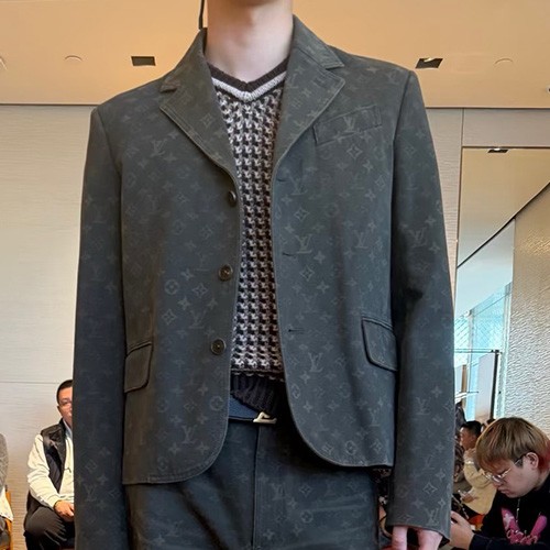[홍콩명품.LOUIS VUITTON] 루이비통 26SS 로고 모노그램 정장 수트 자켓 1AJBJA (카키), BM24928, KK, 레플리카의류,미러급사이트