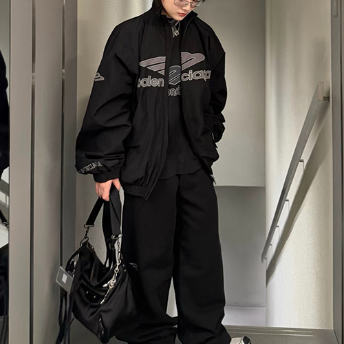 [가격문의][홍콩명품.BALENCIAGA] 발렌시아가 26SS 로고 자수 윈드브레이커 자켓 + 조거 팬츠 바지 상하의 세트 (블랙), BM24936, JL, 레플리카의류,미러급사이트