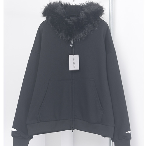 [가격문의][홍콩명품.BALENCIAGA] 발렌시아가 26SS 로고 자수 퍼 후드 집업 자켓 (블랙), BM24938, JL, 레플리카의류,미러급사이트