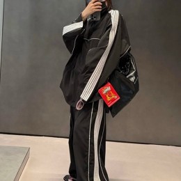 [가격문의][홍콩명품.BALENCIAGA] 발렌시아가 26SS 로고 자수 바람막이 자켓 + 조거 팬츠 바지 상하의 세트 (블랙), BM24939, JL, 레플리카의류,미러급사이트