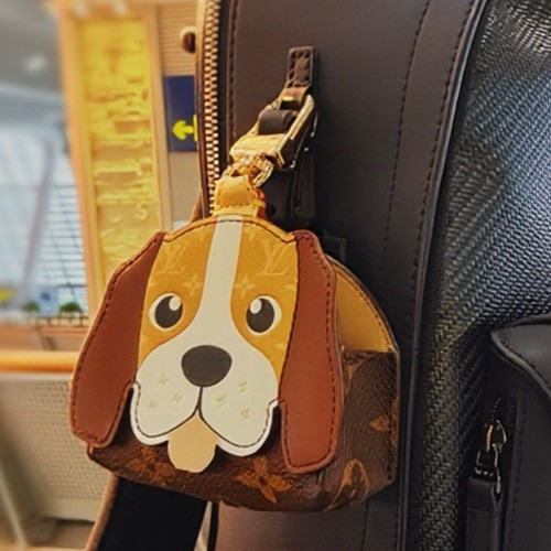 [홍콩명품.LOUIS VUITTON] 루이비통 26SS 로고 모노그램 DOGS 백참 (브라운), ET3574, HY, 홍콩명품의류,구매대행,온라인명품