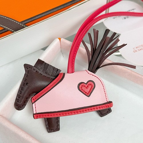 [홍콩명품.Hermes] 에르메스 26SS 로고 Rodeo Robeo Coeur 백참 (핑크), ET3595, HY, 홍콩명품의류,구매대행,온라인명품