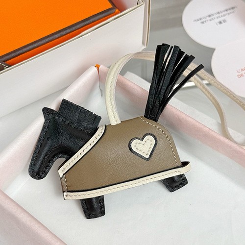 [홍콩명품.Hermes] 에르메스 26SS 로고 Rodeo Robeo Coeur 백참 (브라운), ET3597, HY, 홍콩명품의류,구매대행,온라인명품