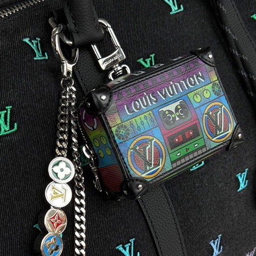 [홍콩명품.LOUIS VUITTON] 루이비통 26SS 로고 LV Stereo 백참 (블랙), ET3600, HY, 홍콩명품의류,구매대행,온라인명품