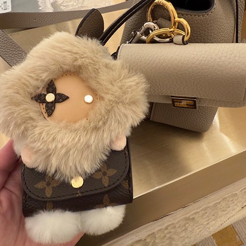 [홍콩명품.LOUIS VUITTON] 루이비통 26SS 로고 모노그램 Cuddle Vivienne 백참, ET3602, HY, 홍콩명품의류,구매대행,온라인명품