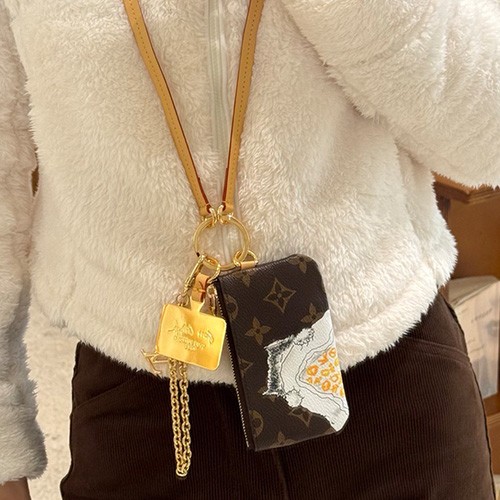 [홍콩명품.LOUIS VUITTON] 루이비통 26SS 로고 모노그램 Grace Coddington 악세사리 백참 (브라운), ET3604, HY, 홍콩명품의류,구매대행,온라인명품