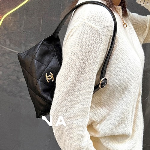 [홍콩명품.CHANEL] 샤넬 26SS 로고 레더 가죽 퀄팅 호보백 핸드백 (블랙-금장), BGM5754, BDA, 무료배송