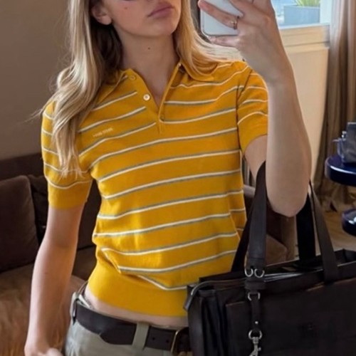 미우미우 로고 여성 스트라이프 카라 폴로 니트 반팔 티셔츠 (2컬러) 26SS